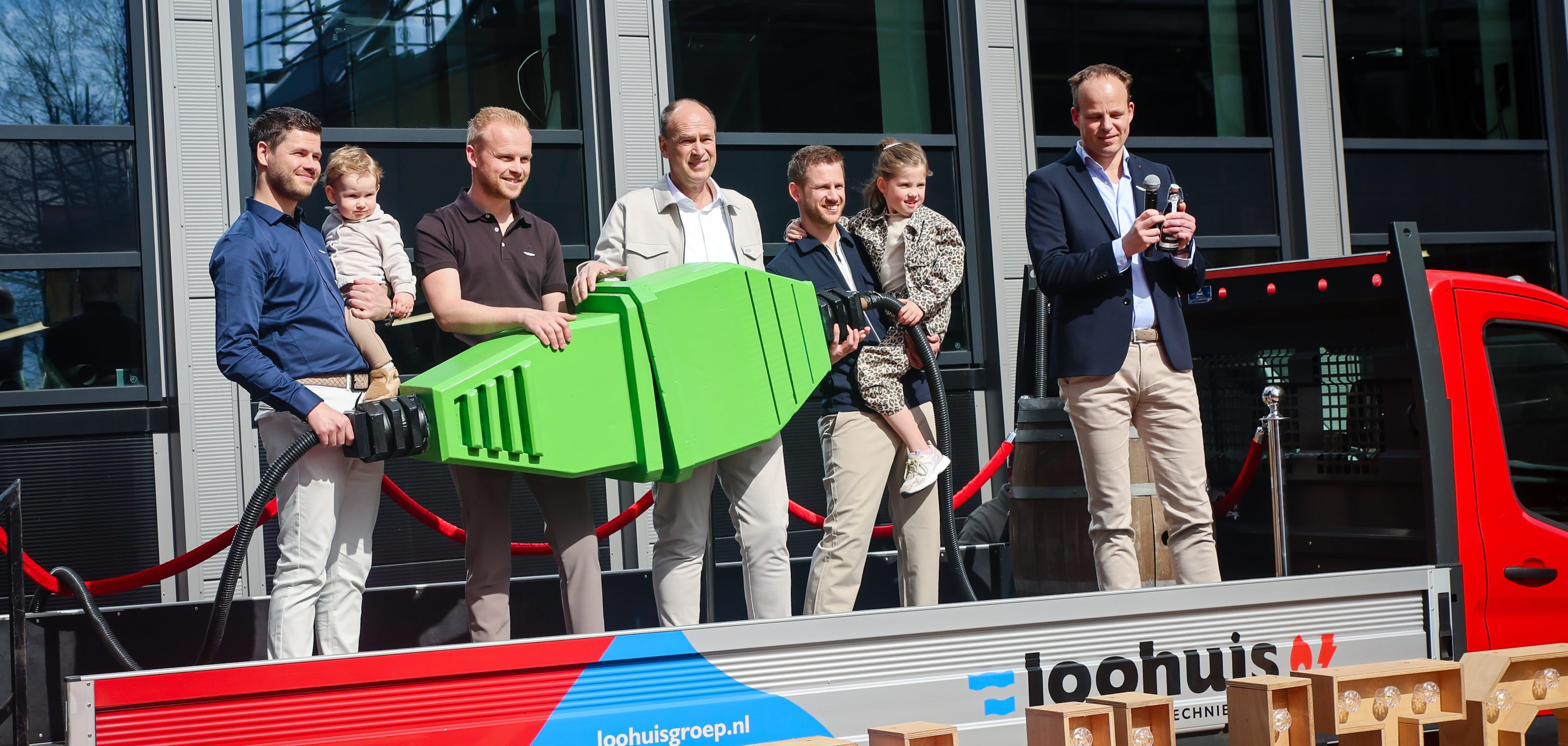 Feestelijke opening nieuw pand Loohuis Installatietechnieken in Fleringen trekt duizenden bezoekers