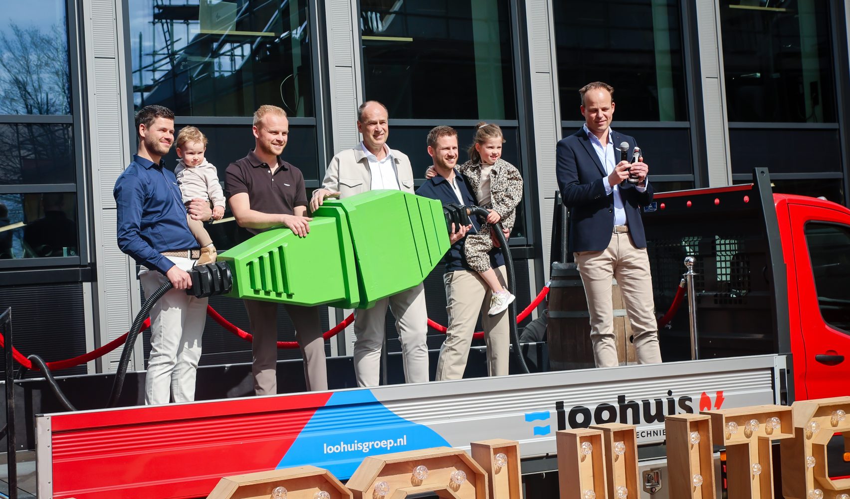Feestelijke opening nieuw pand Loohuis Installatietechnieken in Fleringen trekt duizenden bezoekers